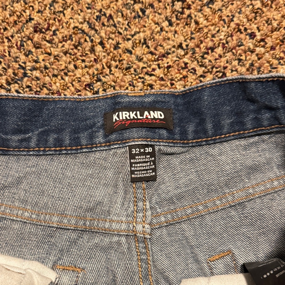 Kirkland Signature Relaxed Fit Blue Jeans - Picture 2 of 3